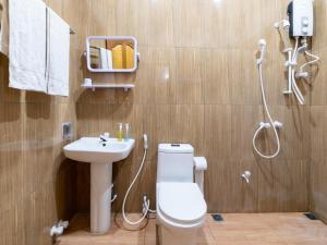 un bagno con wc, lavandino e doccia di Lacasa Villa a Ukulhas Altre 170 foto