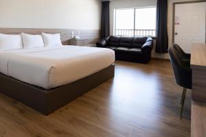 Ένα ή περισσότερα κρεβάτια σε δωμάτιο στο La Huerta Inn & Suites +17 φωτογραφίες