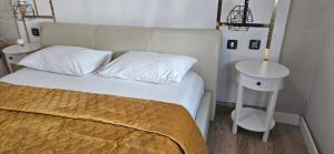 Ліжко або ліжка в номері Apartment Gold & Gray