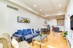 un soggiorno con un divano blu e un tavolo di 1 Mi to Old Town Philadelphia Townhome with Patio! a Philadelphia