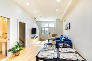 un soggiorno con divano blu e tavoli di 1 Mi to Old Town Philadelphia Townhome with Patio! a Philadelphia