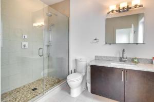 un bagno con doccia, WC e lavandino di 1 Mi to Old Town Philadelphia Townhome with Patio! a Philadelphia Altre 18 foto