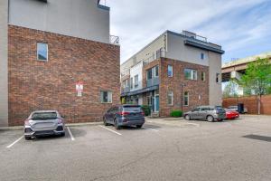 un parcheggio con auto parcheggiate di fronte a un edificio di mattoni di 1 Mi to Old Town Philadelphia Townhome with Patio! a Philadelphia