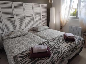 フォール・マオン・プラージュにあるLe 604, confort et détenteのタオルが敷かれたベッドが2つある寝室