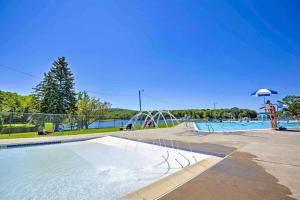 een leeg zwembad met een waterpark bij Walking Distance to the Beach Cabin with AC in Arrowhead Lake