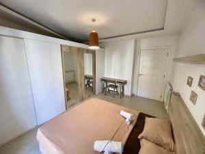 a bedroom with a large bed and a table at Alger - Dely Ibrahim - Appartement moderne et cosy in Deli Ibrahim