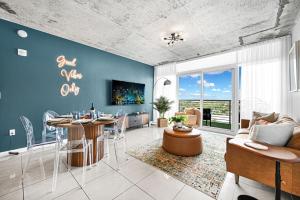Ruang duduk di New modern and exclusive luxury apt 2 2 in Miami