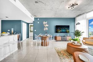 Ruang duduk di New modern and exclusive luxury apt 2 2 in Miami