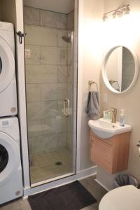 une salle de bain avec douche et lavabo dans l'établissement 4BR Soundfront cottage Private Dock Fishing, à Davis