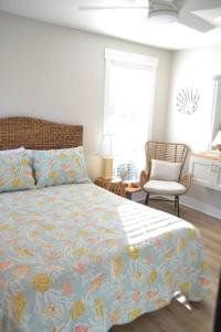 une chambre avec un lit, une chaise et des fenêtres dans l'établissement 4BR Soundfront cottage Private Dock Fishing, à Davis