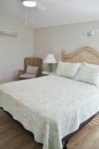 une chambre avec un grand lit et une chaise dans l'établissement 4BR Soundfront cottage Private Dock Fishing, à Davis