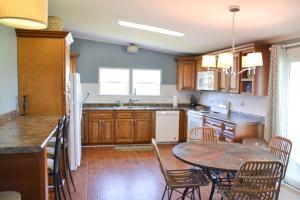 une cuisine avec une table et des chaises et une cuisine avec une salle à manger dans l'établissement 3BR Cottage Waterfront Wade Creek Fishing Boating, à Smyrna