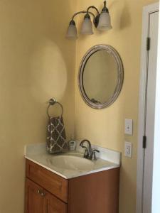 une salle de bain avec un lavabo et un miroir dans l'établissement 3BR Cottage Waterfront Wade Creek Fishing Boating, à Smyrna 18 autres photos