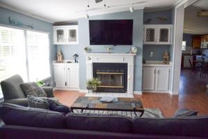 un salon avec un canapé et une cheminée dans l'établissement 3BR Cottage Waterfront Wade Creek Fishing Boating, à Smyrna