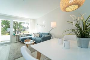 a living room with a table and a couch at Strandschloss Wohnung 40 in Grömitz