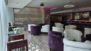 Ein Sitzbereich in der Unterkunft Ramada Plaza by Wyndham Panama Punta Pacifica