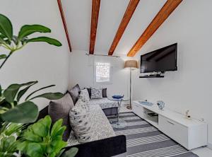 Televízia a/alebo spoločenská miestnosť v ubytovaní Stone House Blaca
