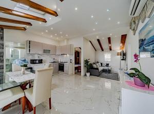 Kuchyňa alebo kuchynka v ubytovaní Stone House Blaca
