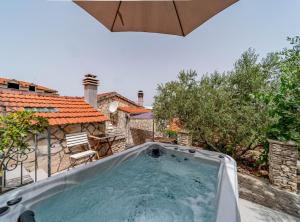 Bazén v ubytovaní Stone House Blaca alebo v jeho blízkosti