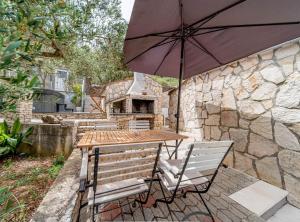 Vonkajšia záhrada v ubytovaní Stone House Blaca