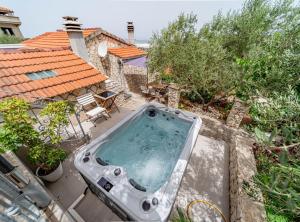 Bazén v ubytovaní Stone House Blaca alebo v jeho blízkosti