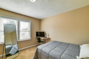 科特兰Less Than 2 Mi to SUNY Cortland Unit with Private Parking的一间卧室，配有一张床和一张带镜子的书桌