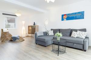 a living room with a couch and a table at Kapitän Clausen in Heikendorf