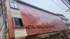 Un edificio con un cartel al costado. en Hotel Royal Galaxy Inn, en Bankipur