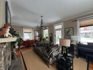 ein Wohnzimmer mit Couch und Kamin in der Unterkunft Historic Belmont House near the Downtown Mall in Charlottesville