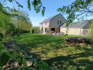 杜柏Vakantiewoning EL COULEYE的带院子的房子的景色