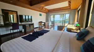 Postel nebo postele na pokoji v ubytování Samui Mekkala Seaview