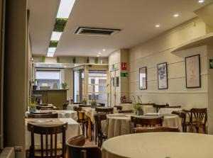 Restaurace v ubytování Can Setmanes by CozyCatalonia