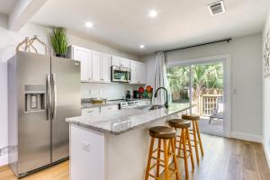 Η κουζίνα ή μικρή κουζίνα στο 3 Mi to Dtwn Entertainment Pensacola Family Home!