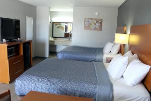 Postel nebo postele na pokoji v ubytování Econo Lodge Franklin South