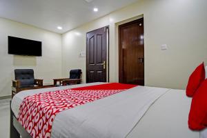 Postel nebo postele na pokoji v ubytování Hotel O Crystal Executive Suites + 27 fotografií