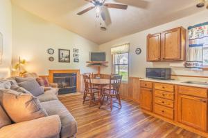 Kuchyň nebo kuchyňský kout v ubytování Goshorn Lake access - shared pool - cozy cottage