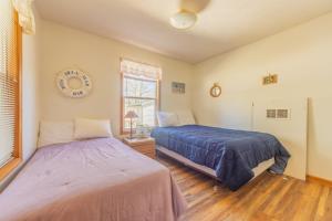 Postel nebo postele na pokoji v ubytování Goshorn Lake access - shared pool - cozy cottage