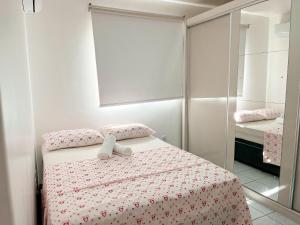 a bedroom with a bed and a mirror at ASA | Apto Funcional | Próx. Praia | Centro BC in Balneário Camboriú