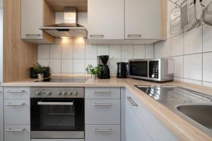 una cocina con estufa y microondas en Möwenschrei, en Dahme