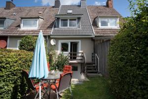 una mesa con sombrilla frente a una casa en Möwenschrei, en Dahme 27 fotos más
