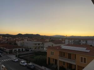 una vista di una città al tramonto con edifici di Tra Mare & Monti - Bed & Breakfast a Olbia