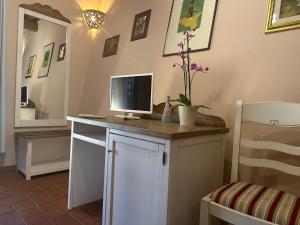 Televízia a/alebo spoločenská miestnosť v ubytovaní Bio Agriturismo Il Melograno di Banditella Ristorante