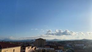 una vista di una città con le montagne sullo sfondo di Tra Mare & Monti - Bed & Breakfast a Olbia