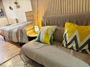 una camera da letto con due letti e un tavolo di Apartament CORBATERA CIM apartaments a Cornudella de Montsant
