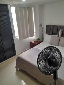 Giường trong phòng chung tại Habitación doble cerca Sena-Uis-Hospital Un