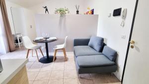 a living room with a blue couch and a table at La Suite dell'Artista SWIMMING POOL AND AIR CONDITIONING in Stresa