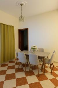 a dining room with a table and chairs at Résidence Kawtar Meknès in Meknès