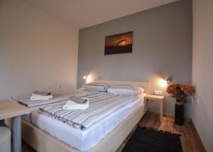 Postel nebo postele na pokoji v ubytování Guesthouse Obitelj Paulic