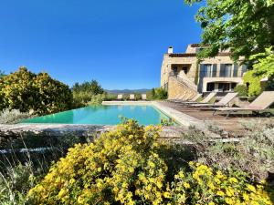a swimming pool in front of a villa at provence living in Roussillon