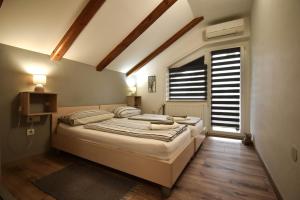 Postel nebo postele na pokoji v ubytování Guesthouse Obitelj Paulic